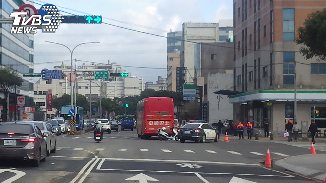 擦撞公車機車女騎士遭輾死亡 司機無保飭回