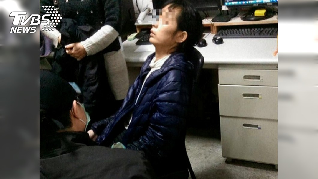 警方在發現機車的下游100多公尺處,發現老婦在橋下等待救援。圖/TVBS