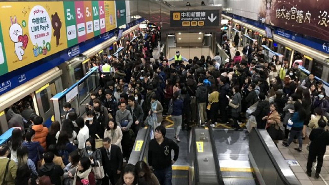 北捷板南線塞爆!列車急煞「1400人」西門站被請下車