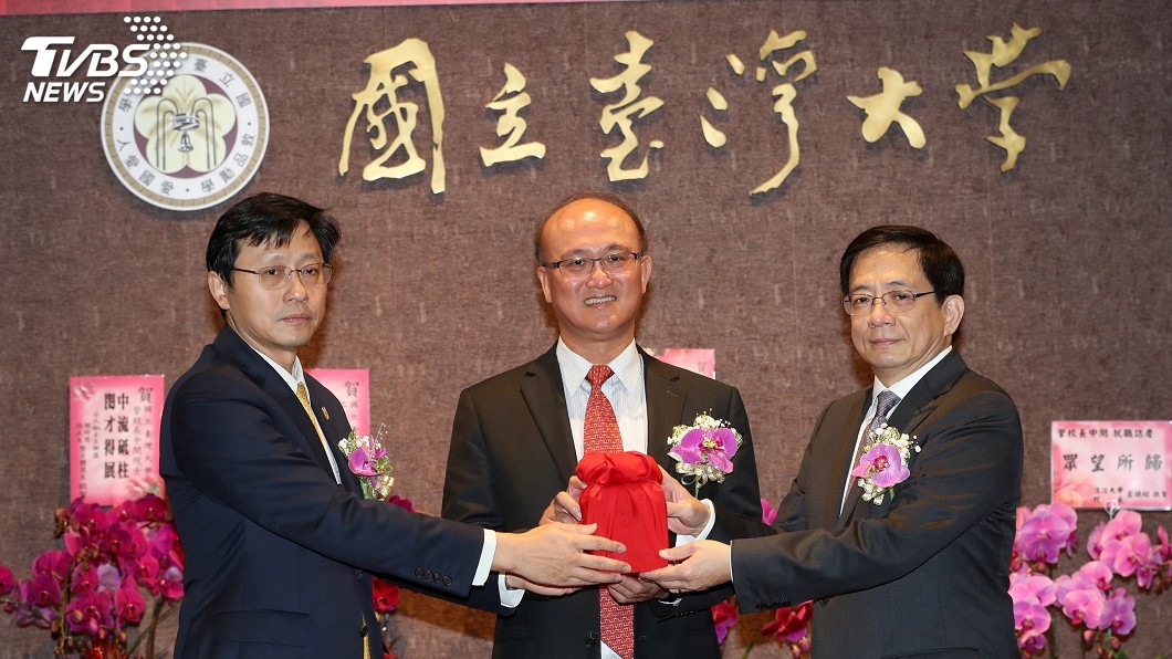 台大新任校長交接　校內駐衛警把守會場四周