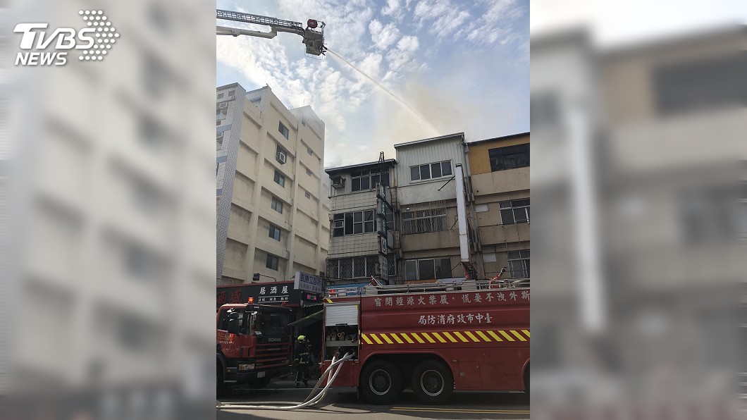 台中住宅頂樓加蓋鐵皮屋起火燃燒　2傷送醫