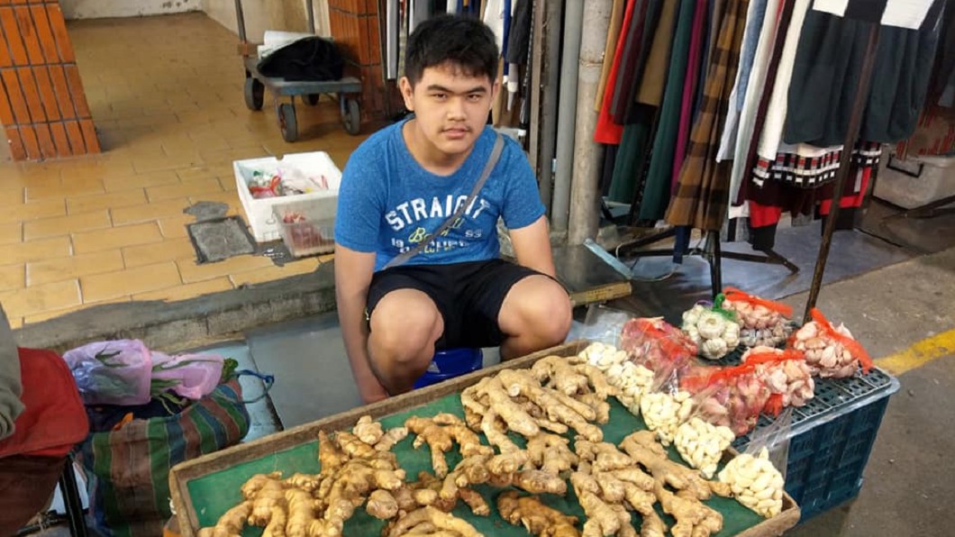 孝順孫13歲開始擺地攤　暖喊「有阿公的三餐就夠了」