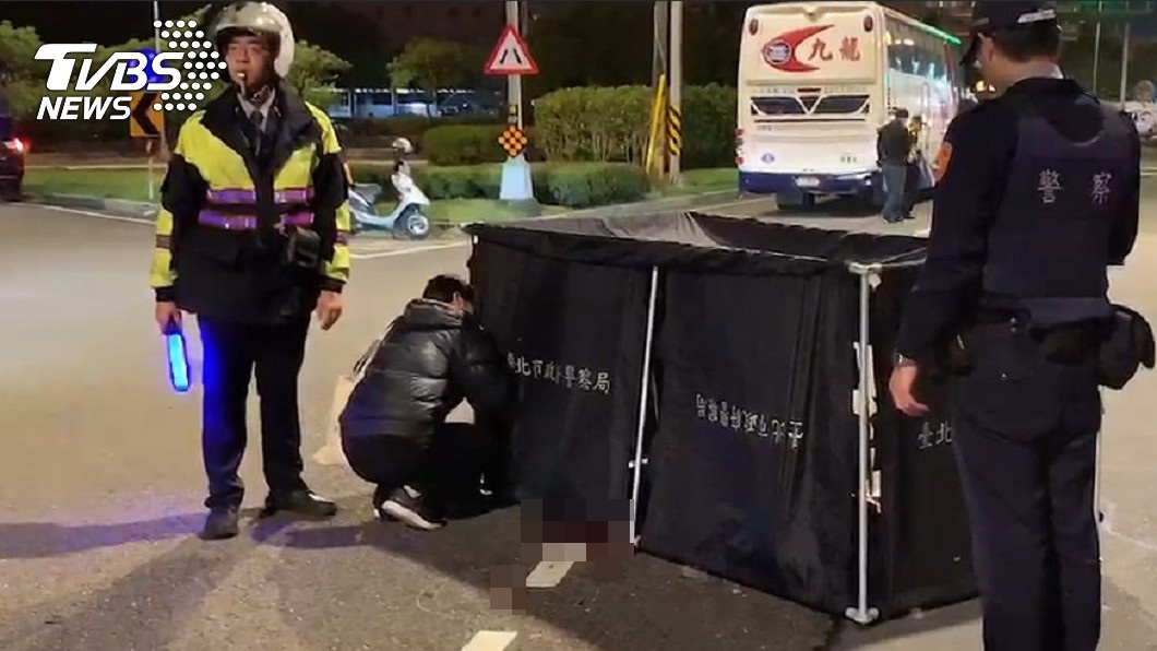 疑與遊覽車靠太近 女騎士被捲車底輾爆頭