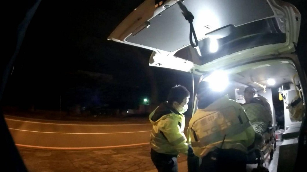 耳邊有人催促「跳黑洞」 男子抓狂欲跳大圳勇警熊抱阻止