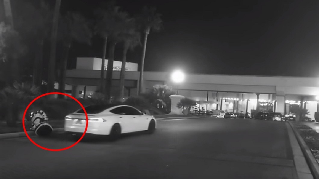 特斯拉自駕「撞死」機器人 網笑:機器戰警快來處理