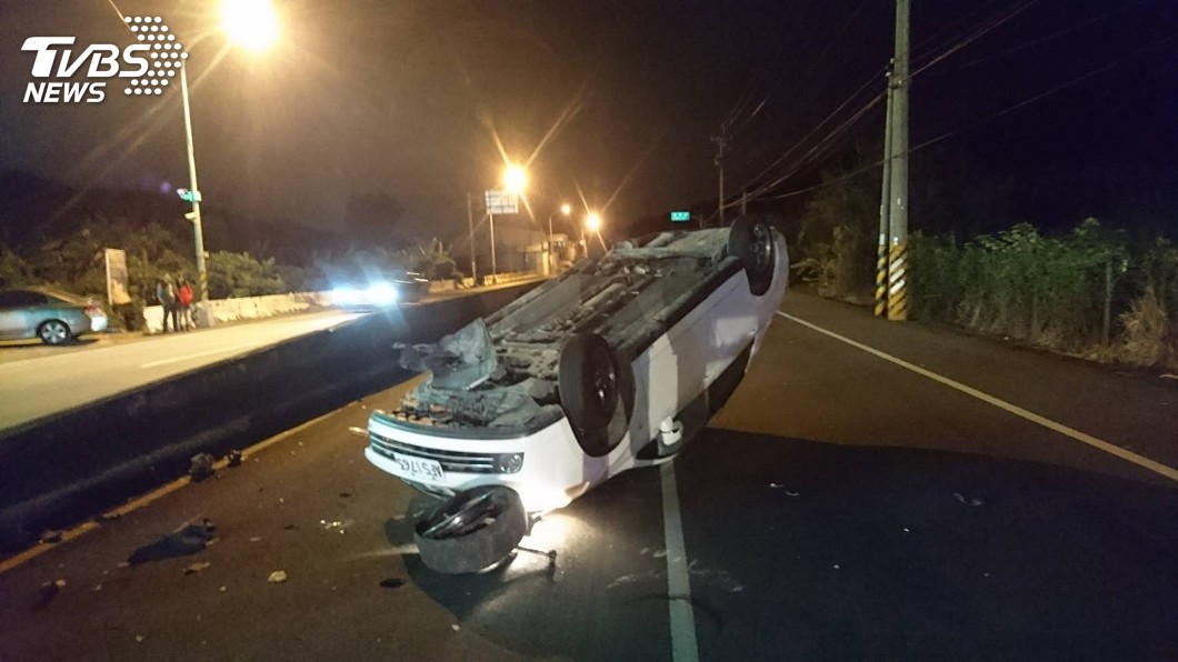 20天內同一地點 兩起車輛自撞翻覆意外