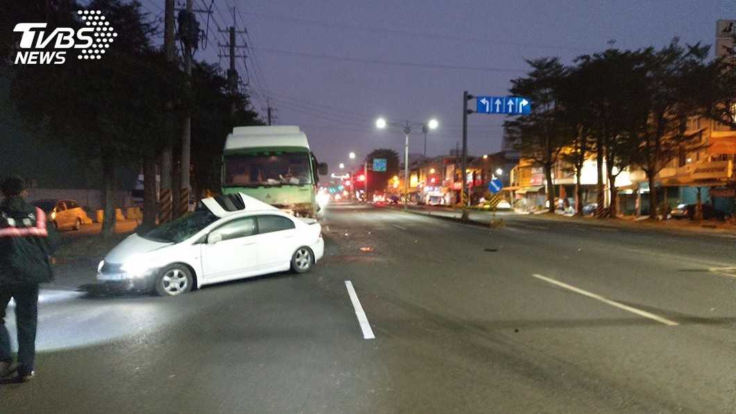 自小客車失控闖對向車道遭攔腰撞 1死1重傷