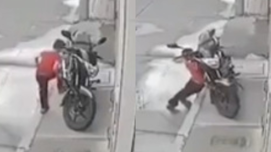 手癢亂碰！男童慘被機車壓「對折」　驚悚畫面曝光