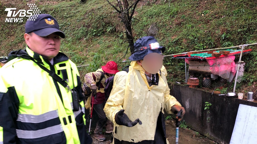 夫妻登山深夜迷途 瑞芳警消冒雨搜山尋獲