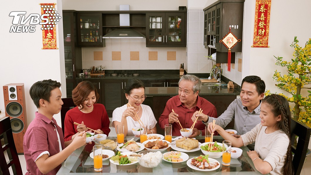 除夕夜闔家圍爐團聚 年夜飯的英文怎麼說?
