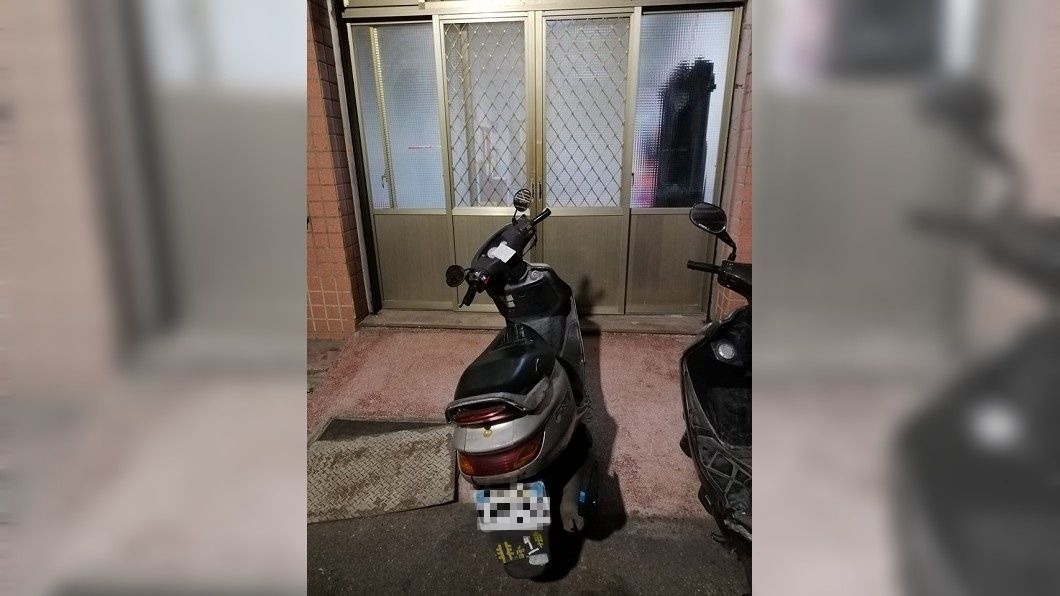 自家不停卻停我家!他怒:惡鄰居把車放在門口正中間