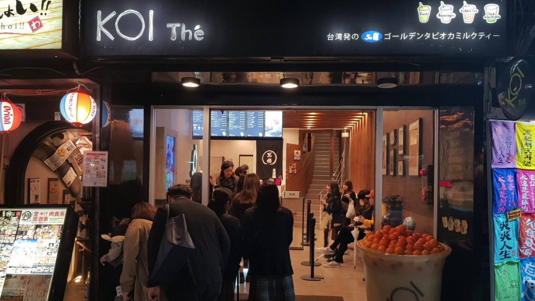 沖繩一杯珍奶破200仍排爆!櫻花妹「人手1杯」他驚呆