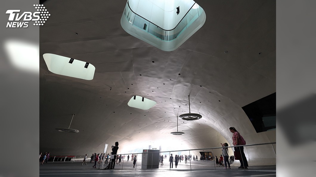 衛武營館內有常設的展覽空間,規劃有五百坪的商業空間,有餐飲、有文創店舖,吸引不少民眾前來參觀。圖/中央社