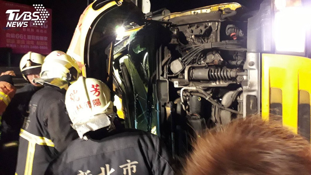 貨櫃車瑞芳翻覆　駕駛受困急救無效