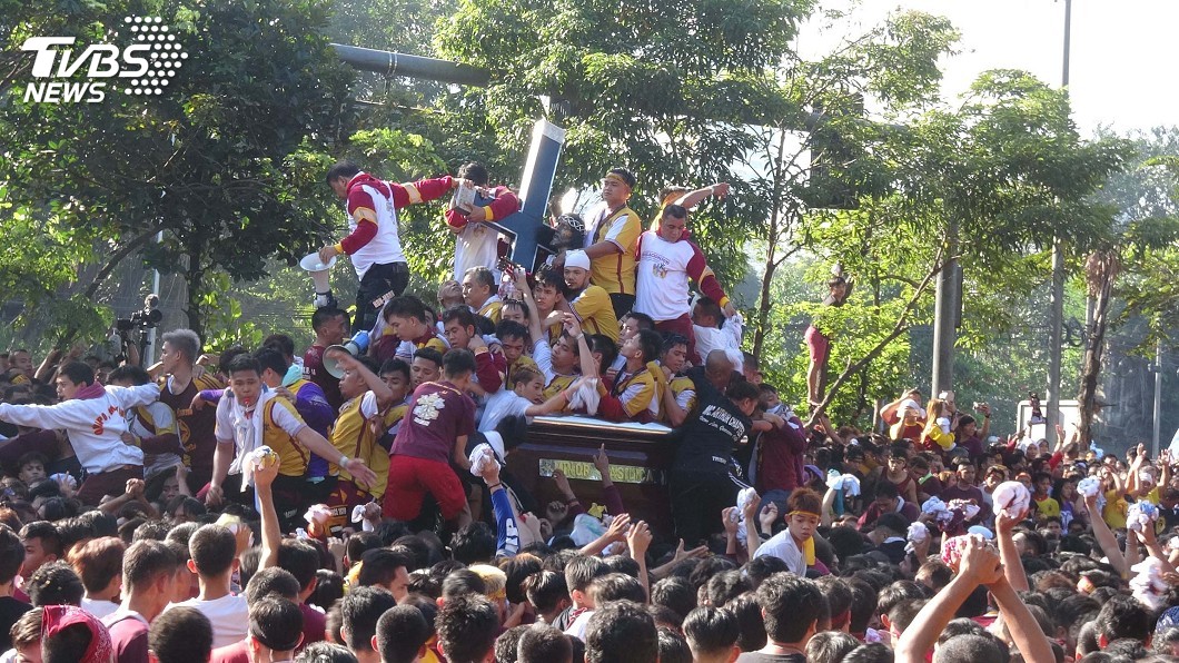 「菲版媽祖」繞境　黑耶穌出巡萬人空巷