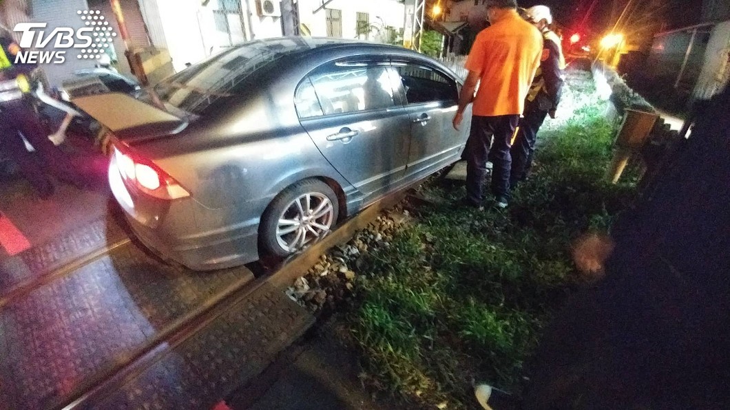 車輪卡鐵軌!轎車困平交道 台鐵列車延誤