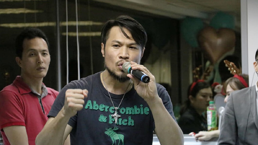 吃宵夜被猛盯　陳致遠怒扯男子衣領嗆：不知道我是誰嗎？