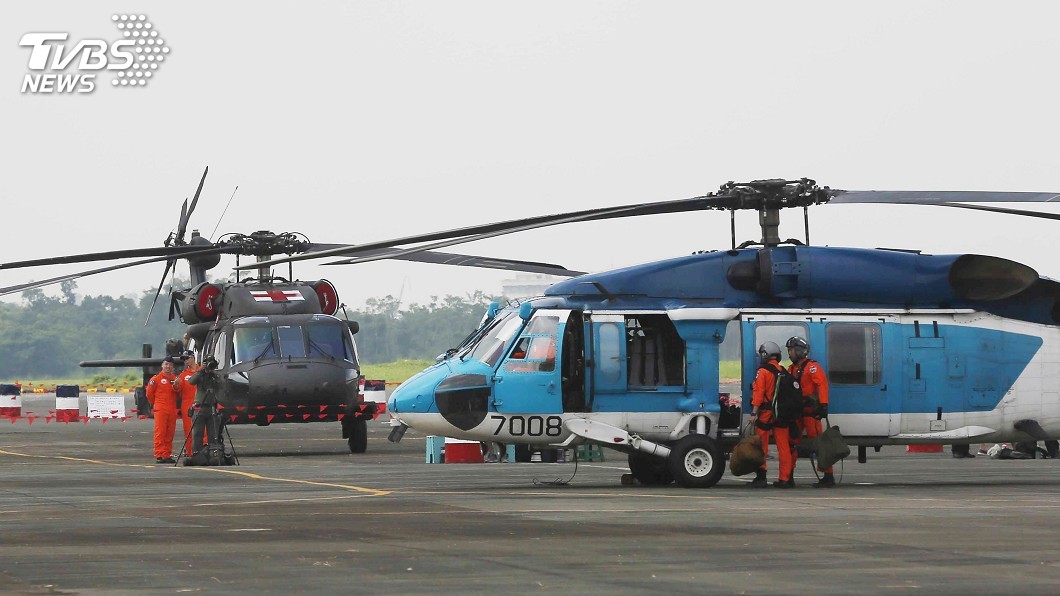空軍嘉義基地民國107年8月營區開放時，是S-70C（前）最後一次以現役姿態與民眾見面；UH-60M黑鷹直升機（後）也已漆上紅十字圖案，象徵接掌空軍救援任務。圖／中央社