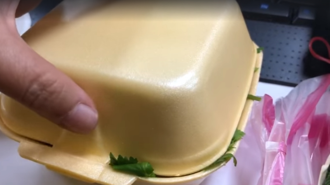買滷肉飯送配菜?便當盒一掀開 網秒吐:這是香菜蓋飯