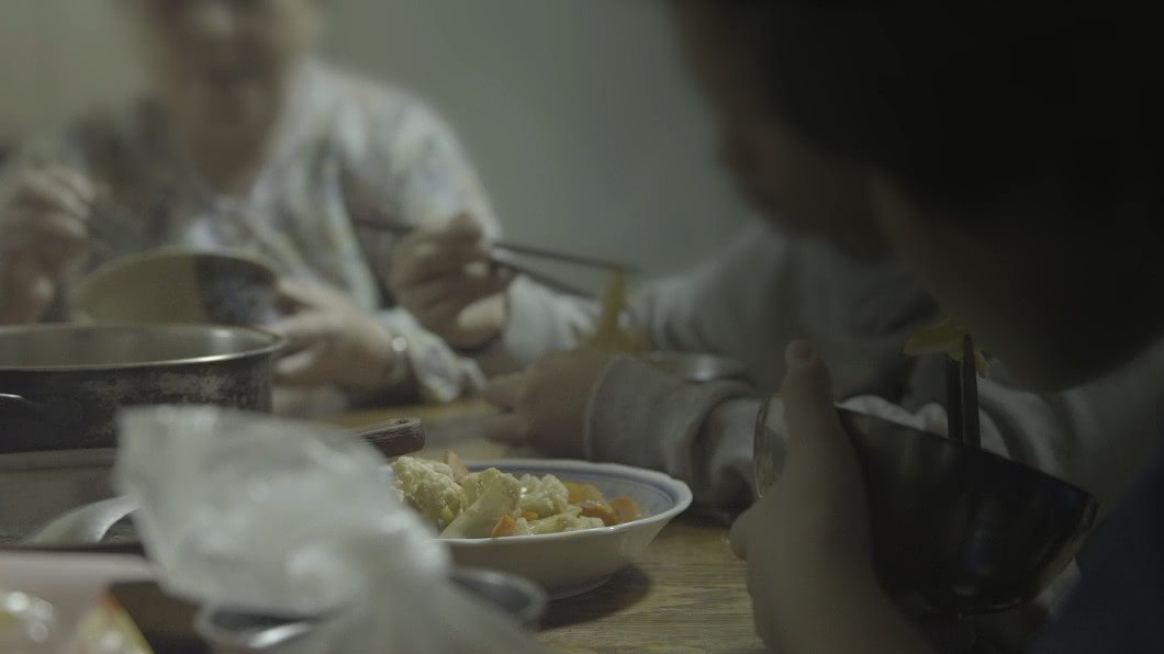 嬤靠7千補助養2孫女 他霸氣喊:三個老小,我來養!