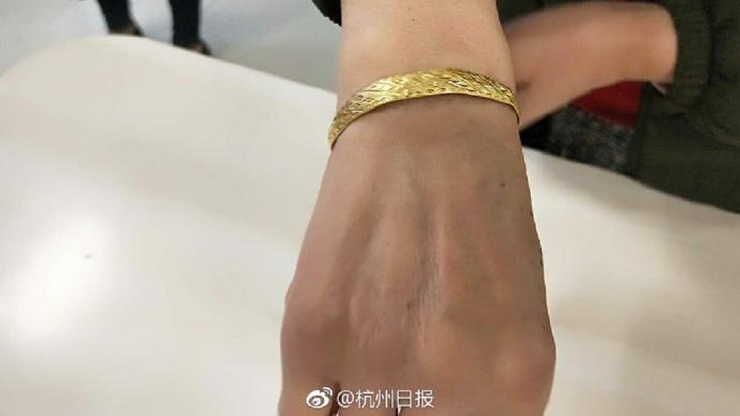 撿到金手鐲失主送紅包感謝 清潔員霸氣拒收:我有4套房