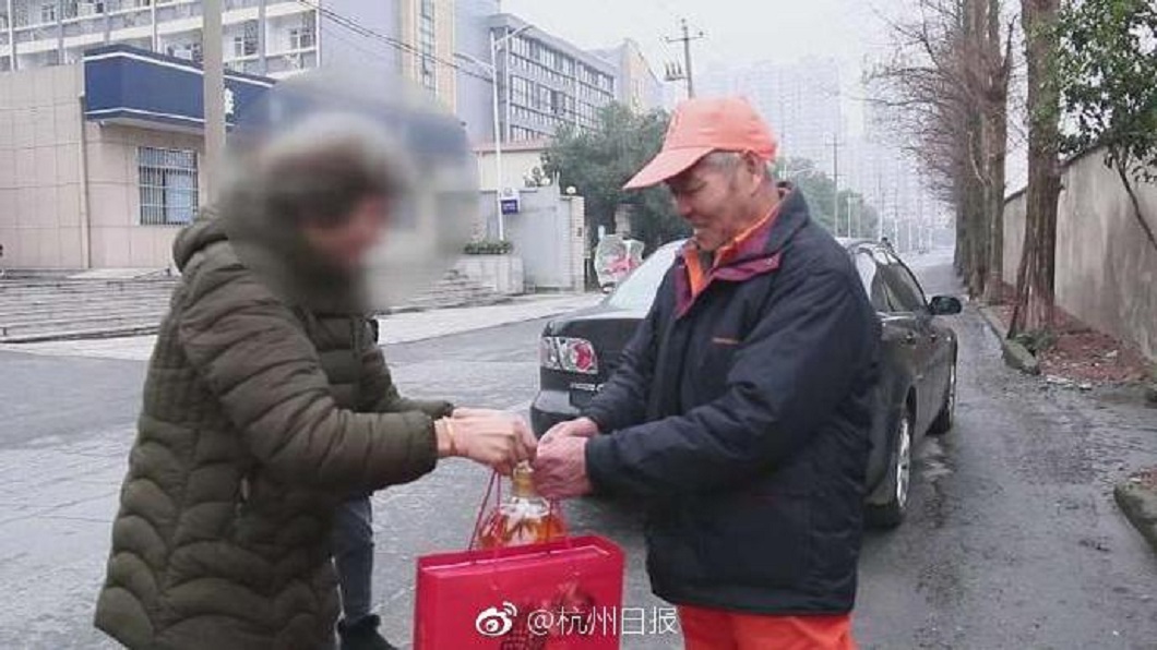 事後金鐲子的失主包紅包和準備禮物送給這名清潔員。(圖／翻攝自微博)