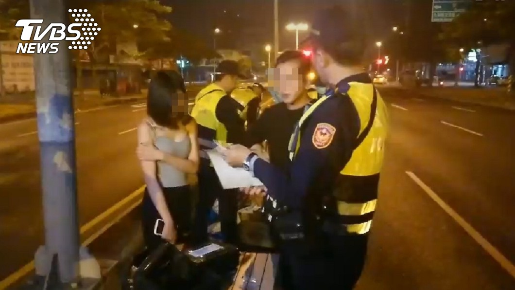 尷尬了…開MINI載短裙嫩妹 男下秒2度酒駕遭逮