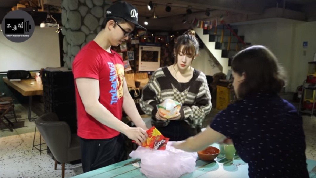 把準備好的食材全倒進垃圾袋。圖／翻攝自YouTube