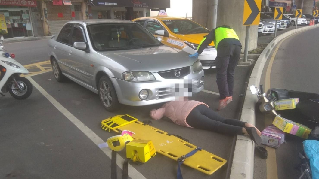 詭異車禍！老婦彈飛進停車場　頭卡車底哀號：好痛