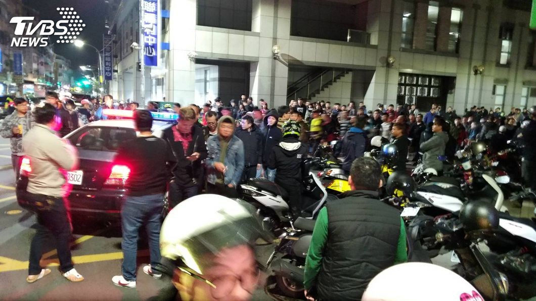 門前圍滿人都帶辣椒　「肉圓男」嚇到借住親友家