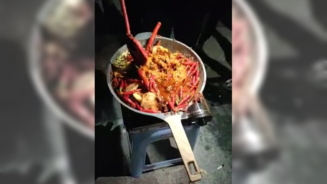肉圓男引眾怒!9萬人看炒辣椒直播 警整鍋捧走:我也氣