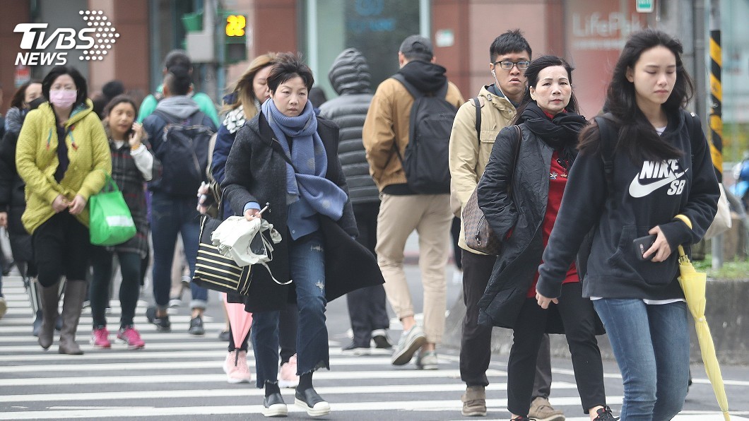 各地早晚秋意濃「低溫下探17度」　北東部短暫雨整天涼