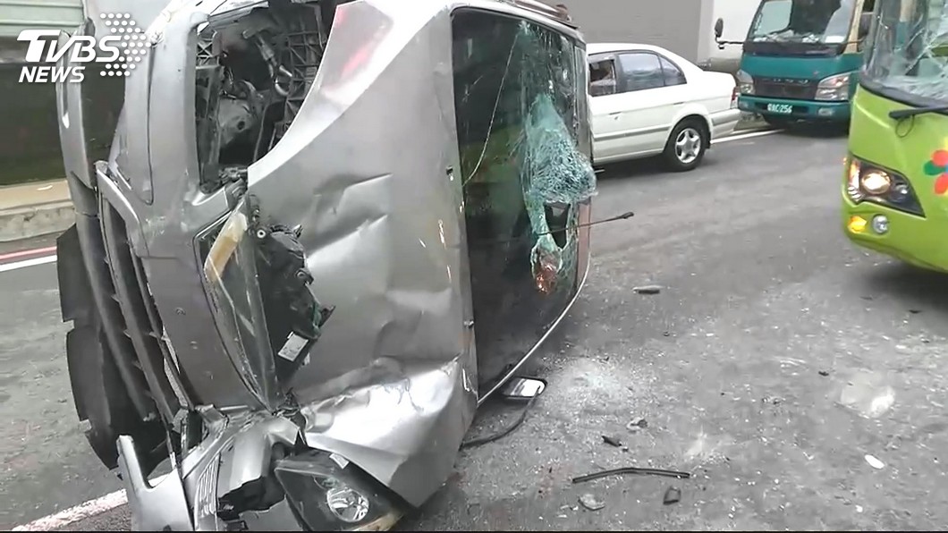 疑酒駕對撞客運車　肇事駕駛送醫後逃逸