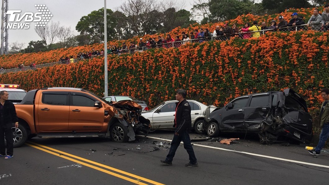 男子疑似開車中突中風　衝撞路旁5部賞花車輛