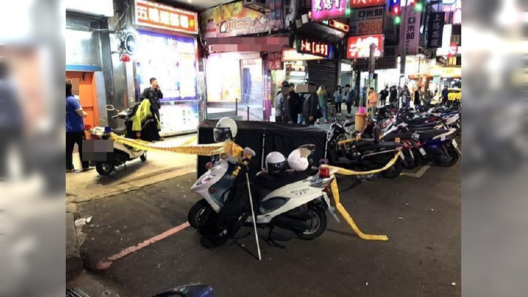 一名疑為久病厭世的趙姓女子於西門盯大樓跳樓殞命，警方封鎖現場進行調查。圖／鏡周刊