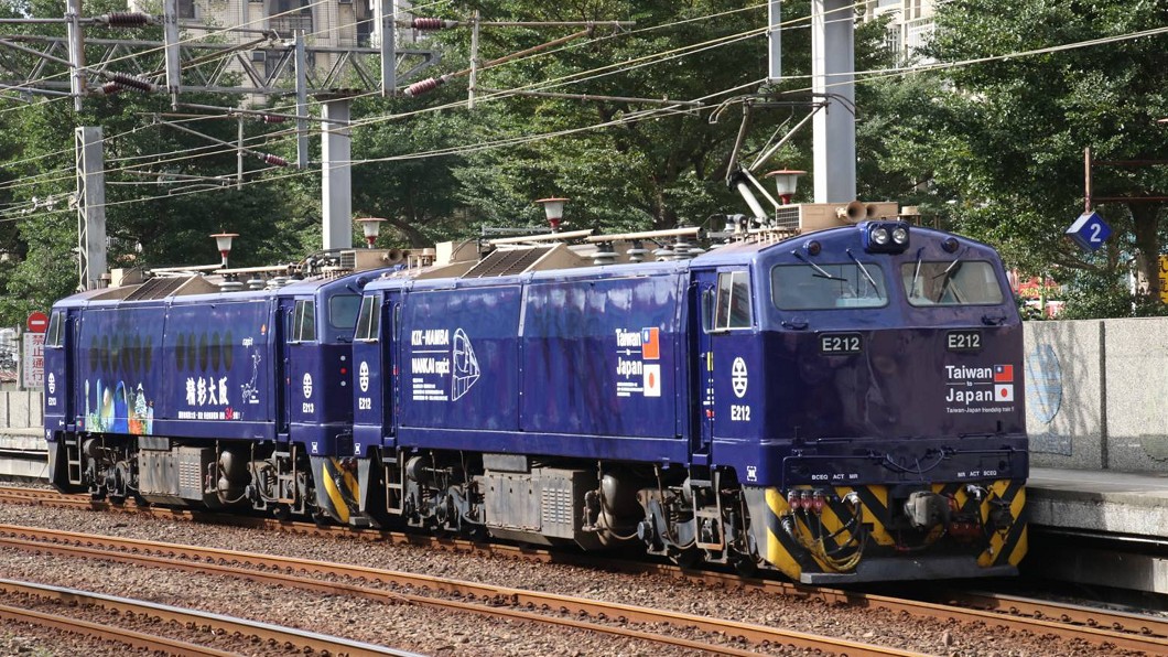 台日國旗同登彩繪火車頭 15日起奔馳西幹線