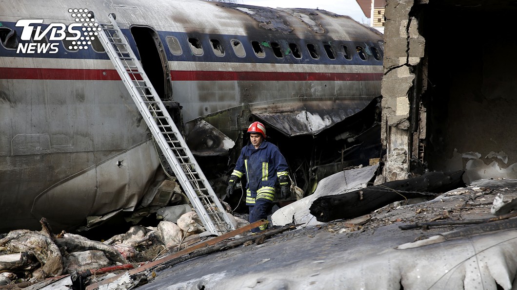 伊朗軍方貨機降錯機場 墜毀釀15死1傷