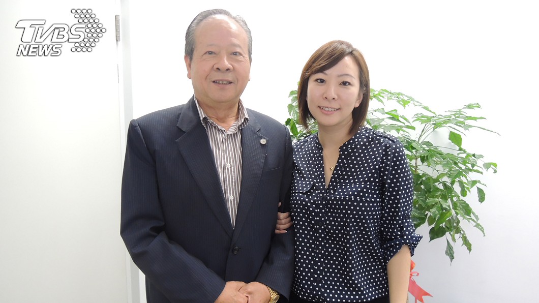 加拿大卑詩省首位台裔省務廳長陳葦蓁(右)是台中市人，父親是台中市前議員陳瑞德(左)。圖／中央社