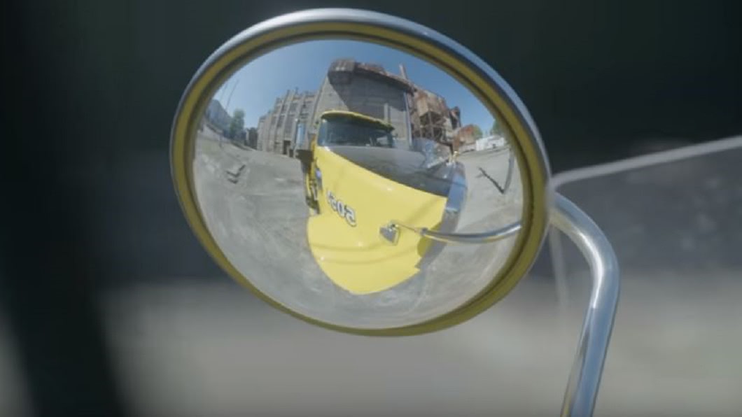 從大卡車的後照鏡上，完全看不到處在死角的人。圖／翻攝自Transport For NSW YouTube