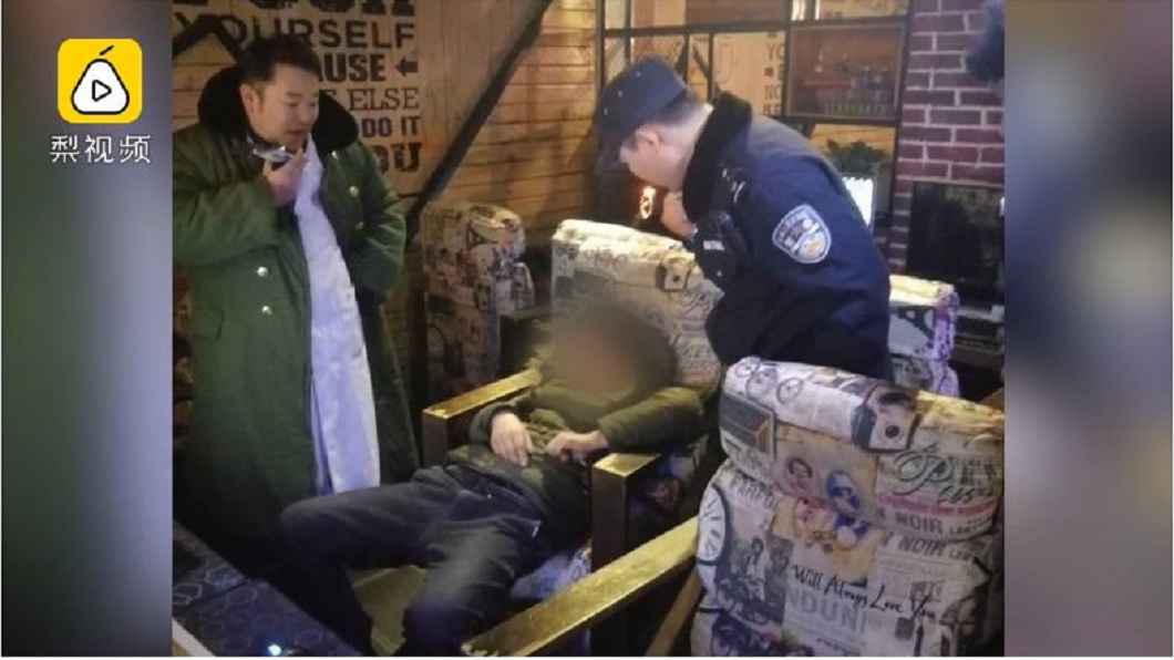 網咖打遊戲熬夜好幾天 無業男「口吐鮮血」癱在椅子上