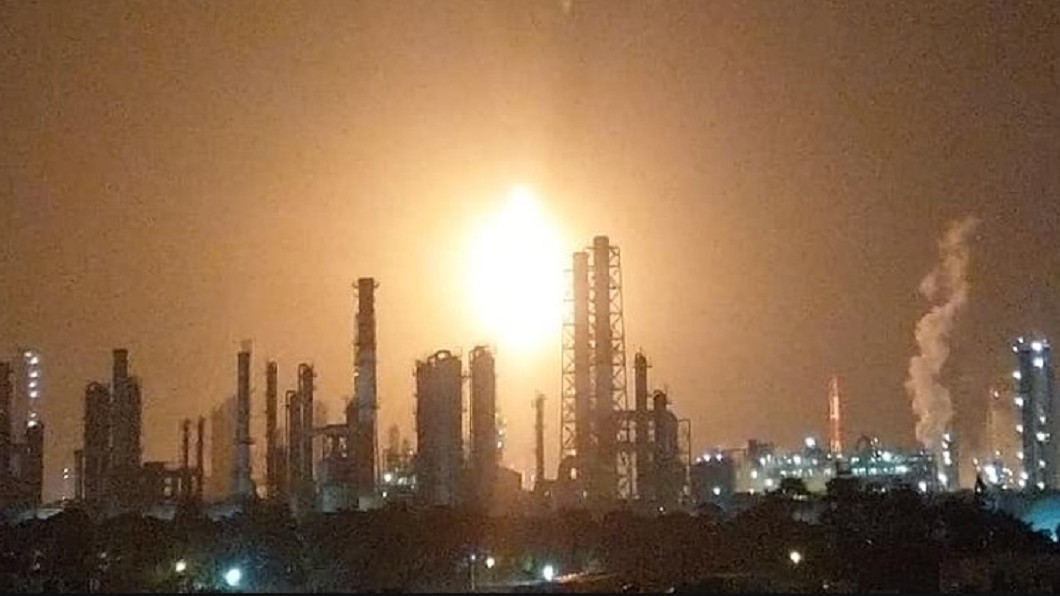 有民眾拍下中油林園廠的巨大火光，非常顯眼嚇人。圖／爆料公社