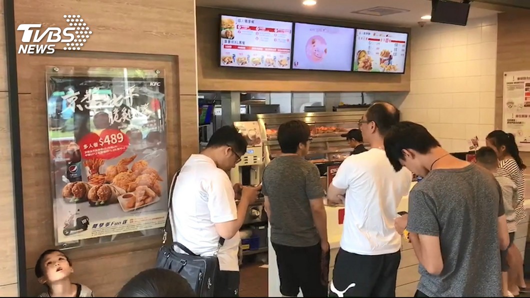 遭指因限塑停售大杯飲料　肯德基：產品開發調整