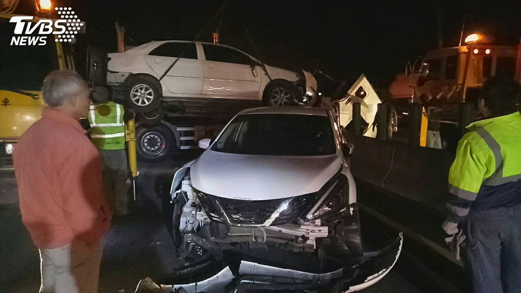 聯結車國道衝撞護欄 熱血貨車司機擋車救人