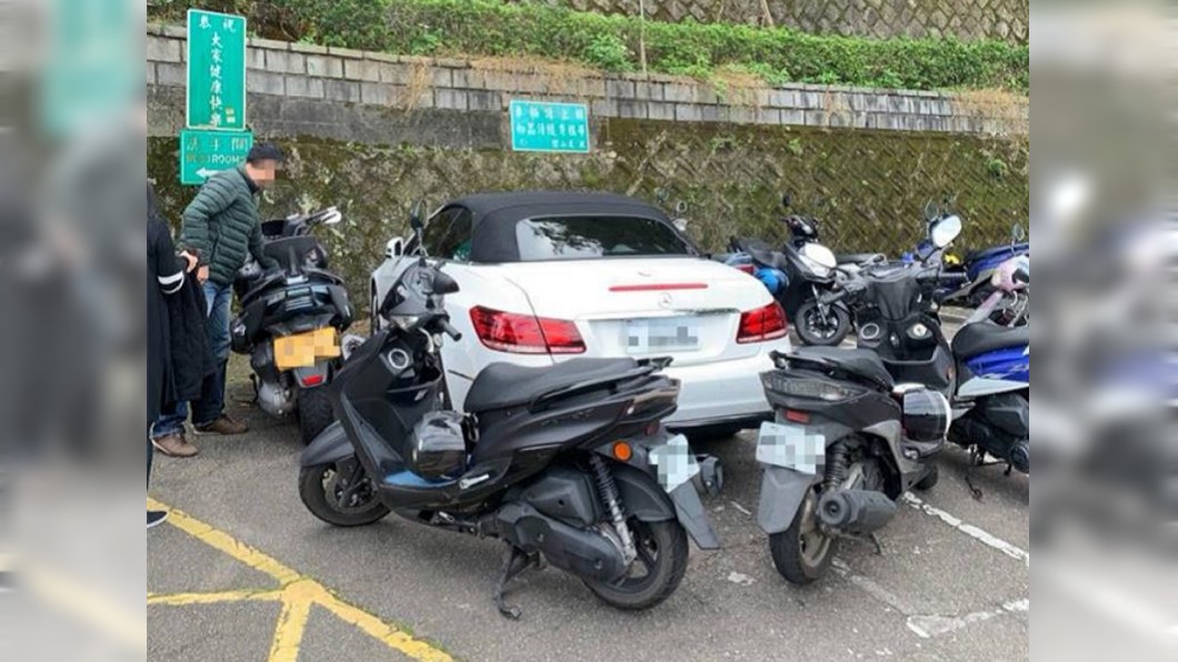 亂停機車格 賓士車被「圍攻」網友大讚超療癒
