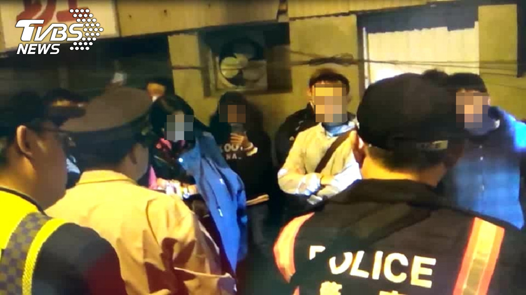 失控!女童遭17歲生母虐死 鄉民怒衝警局堵人砸車