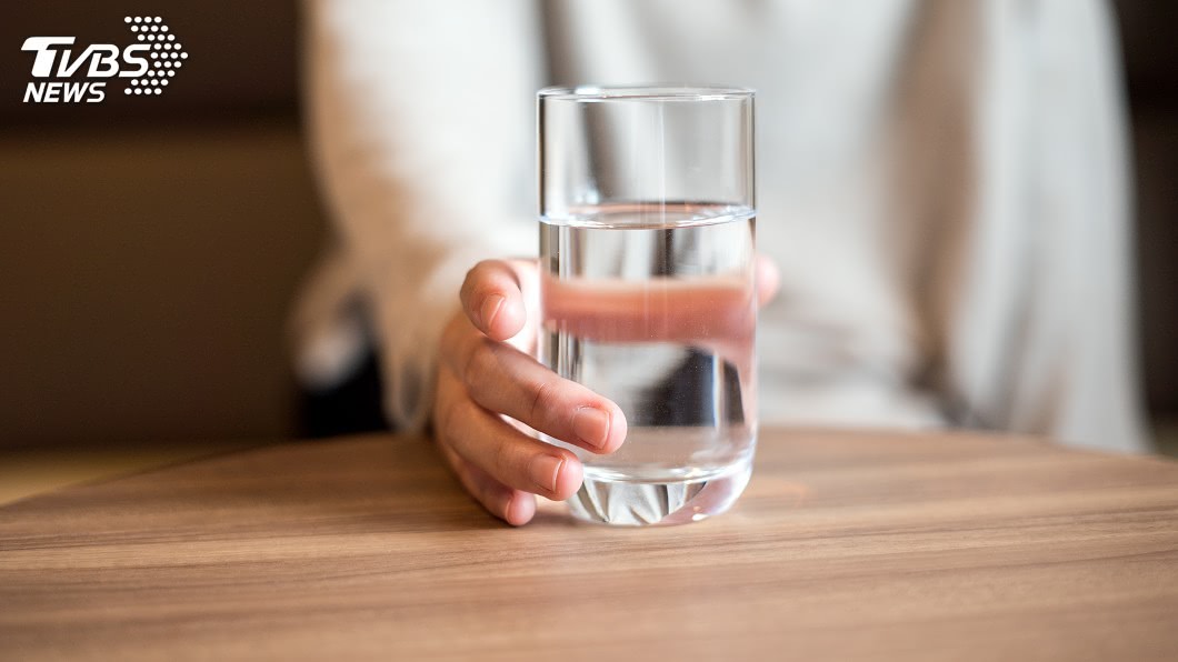 高腳杯裝水發出聲 水位愈高音調愈低