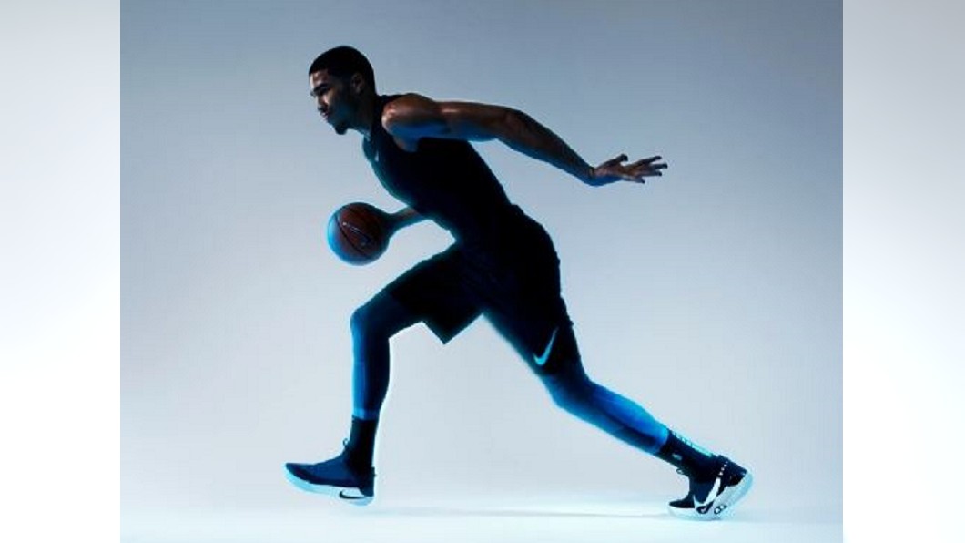 手機一按調整鬆緊　NIKE三代自動綁帶球鞋