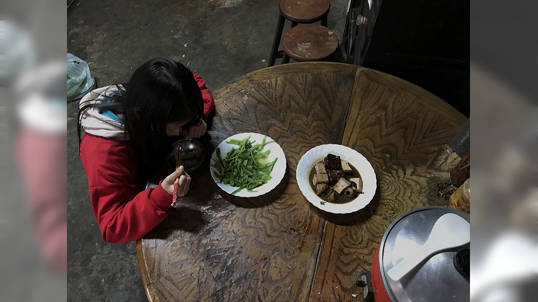 寒冬燒柴洗澡、2菜擋1餐　小五童沒說出口的願望...