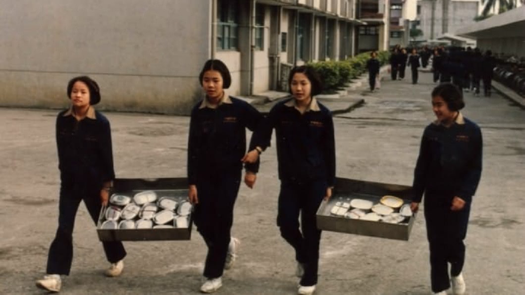 一張「抬便當」老照片 勾起大家回憶:有同學會趁機偷吃