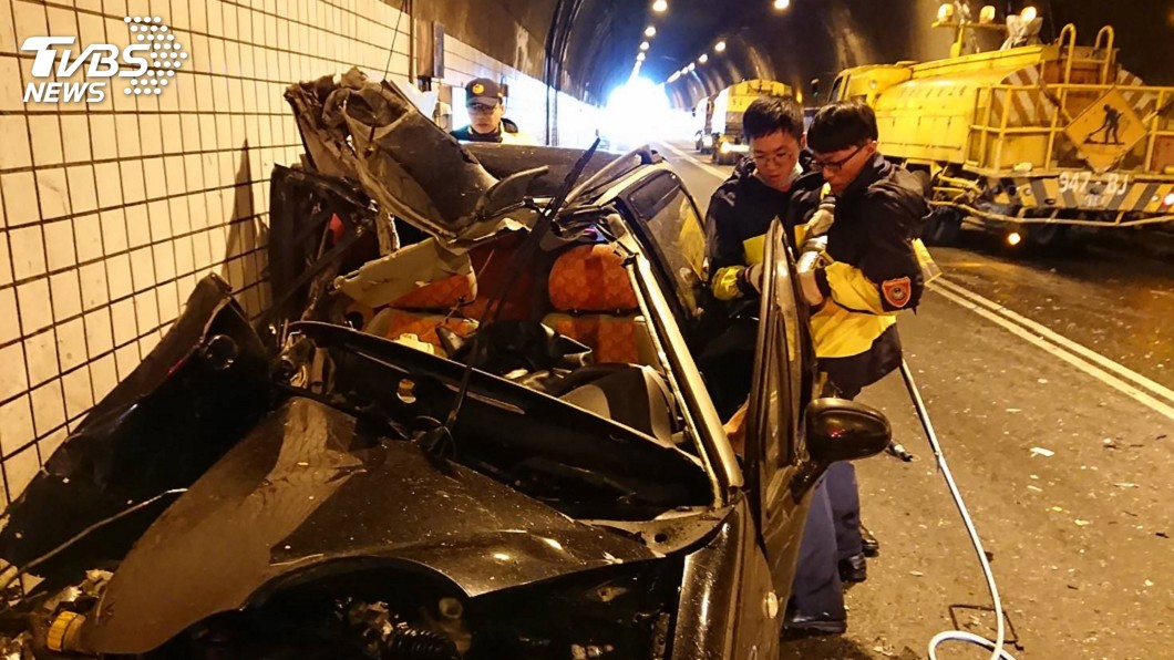 轎車隧道追撞灑水車 84歲駕駛送醫不治